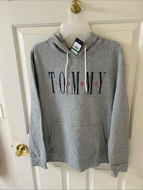 Tommy Hilfiger Gray Logo Pullover Hoodie with Navy and Red Accents